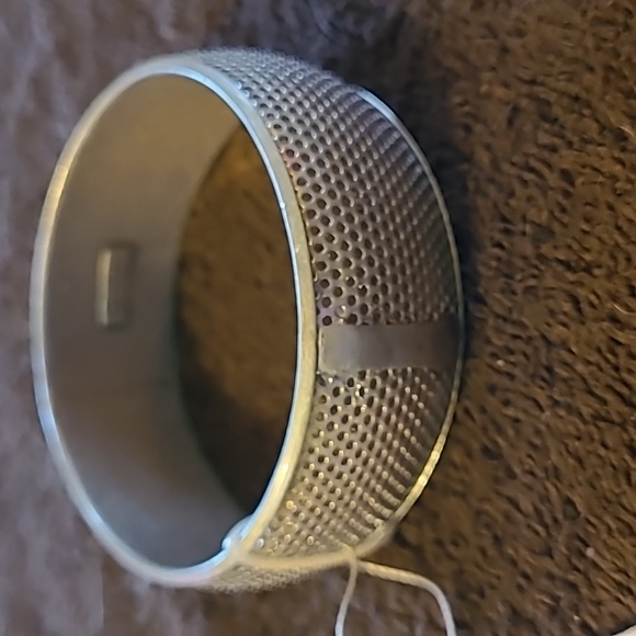 Gorgeous Jessica Simpson metal bangle bracelet - Picture 4 of 4